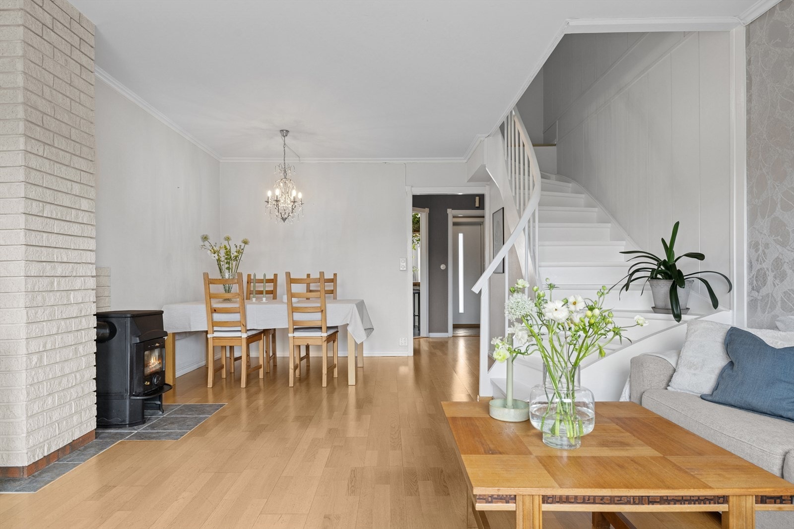 Det er installert peisovn for kalde vinterdager. Galleribilde