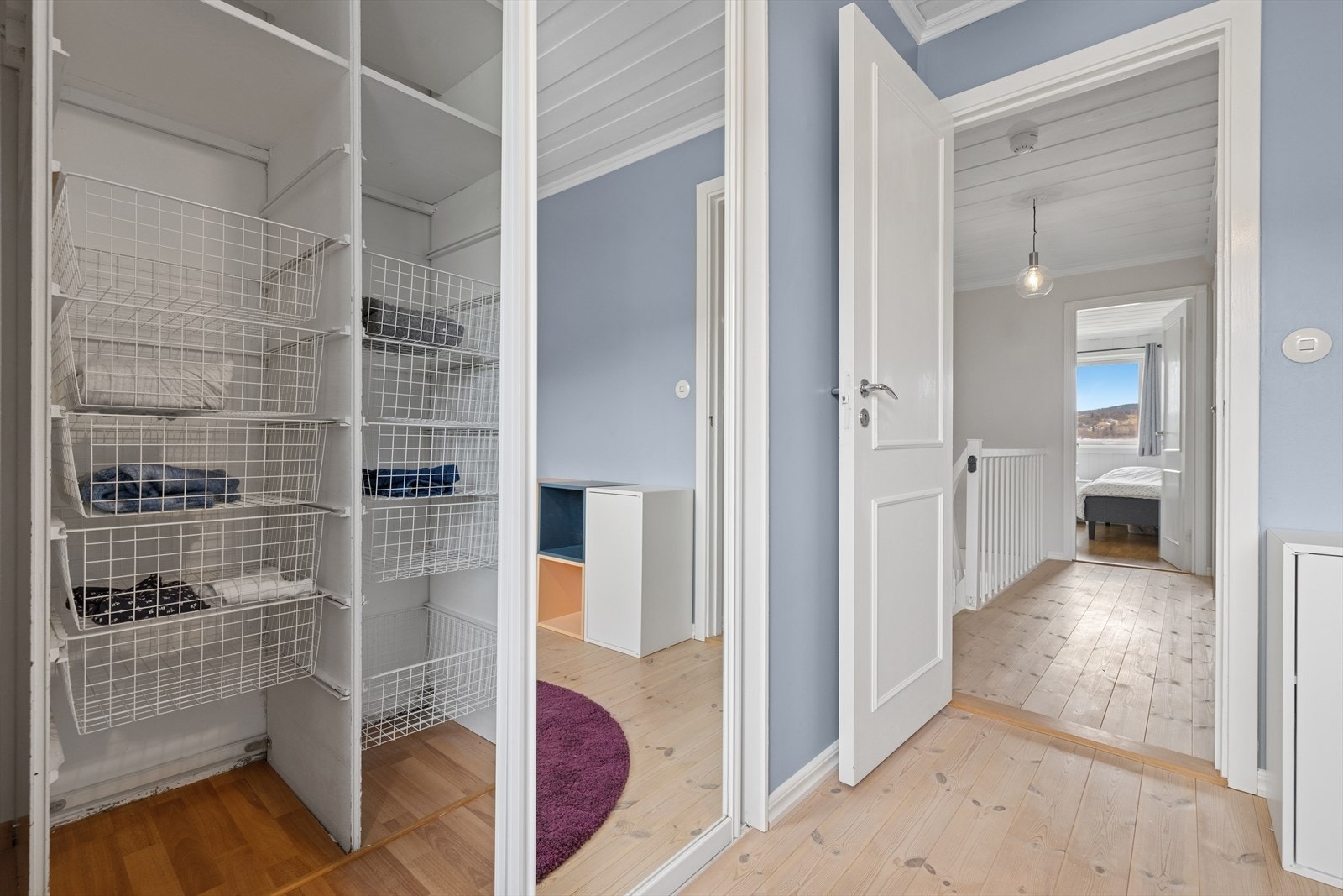 Her er det god plass til klær og sko og alt annet man ønsker og gjemme bak skyvedøren. Galleribilde