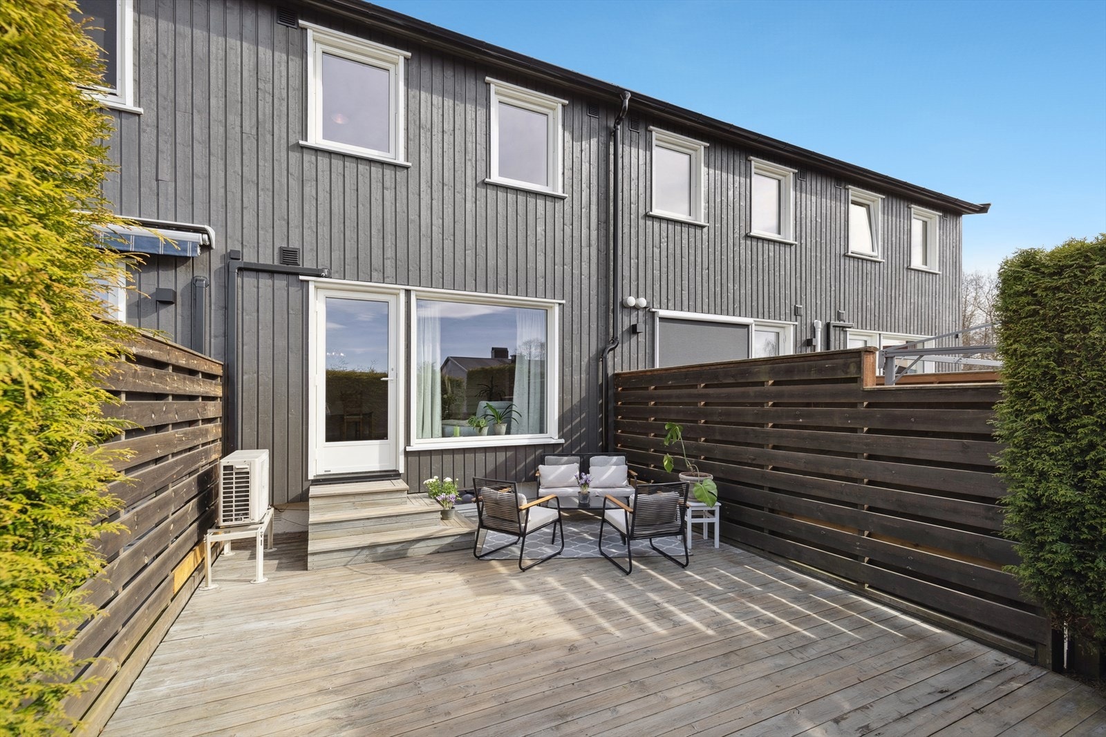 Eiendommen er beliggende på Haskoll, et attraktivt og barnevennlig boligområde like utenfor Lierbyen sentrum. Fin, usjenert terrasse på 27 kvm. Galleribilde