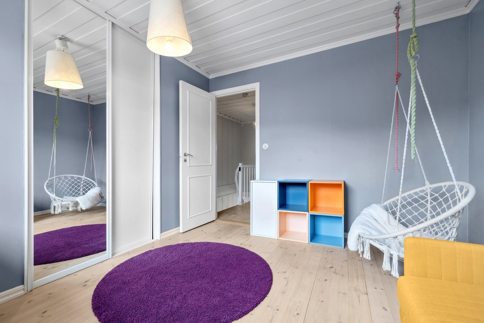 I andre etasje er det tre soverom. Hovedsoverommet har stor og praktisk skyvedørsgarderobe. Galleribilde