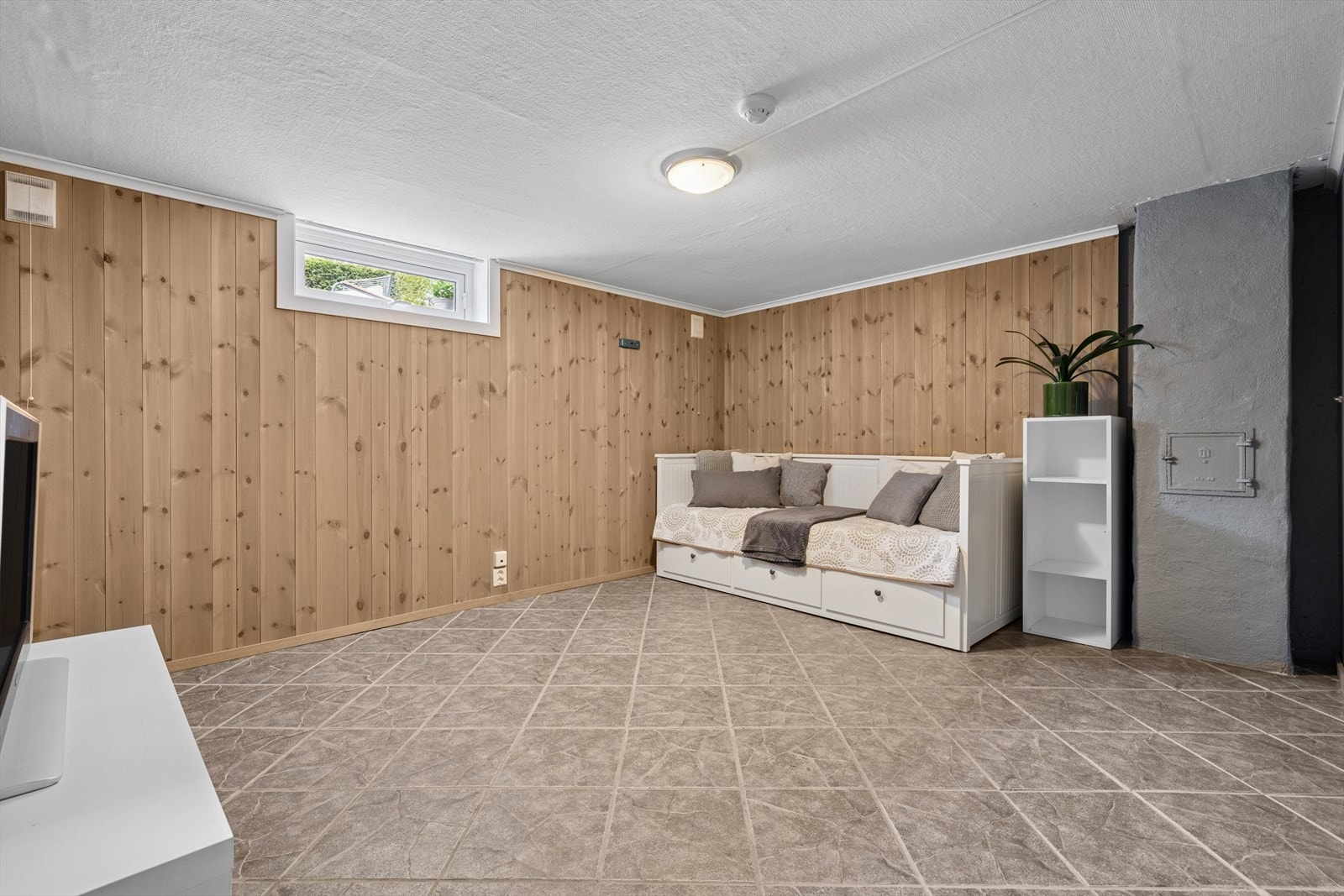 Innredet kjellerstue med fliser med varmekabler på gulv. Takhøyden i underetasje er ca 200 cm. Rommet tilfredsstiller ikke krav til rom for varig opphold. Galleribilde
