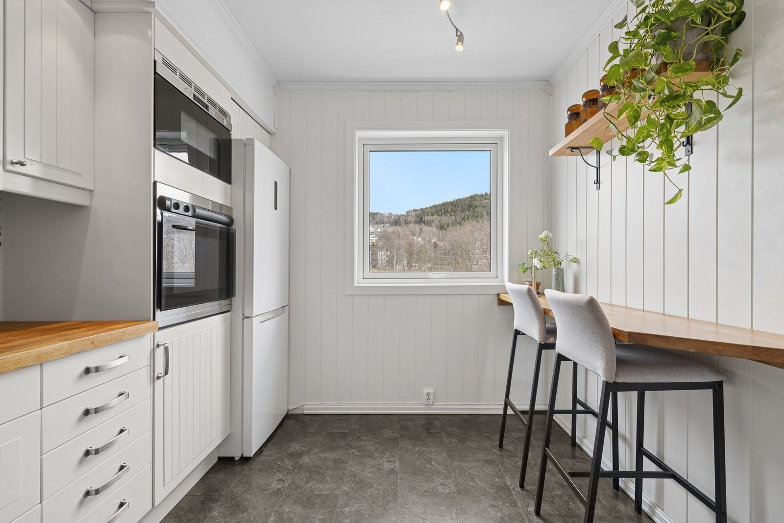 Kjøkken har en hyggelig løsning med frokostplass for to. Galleribilde