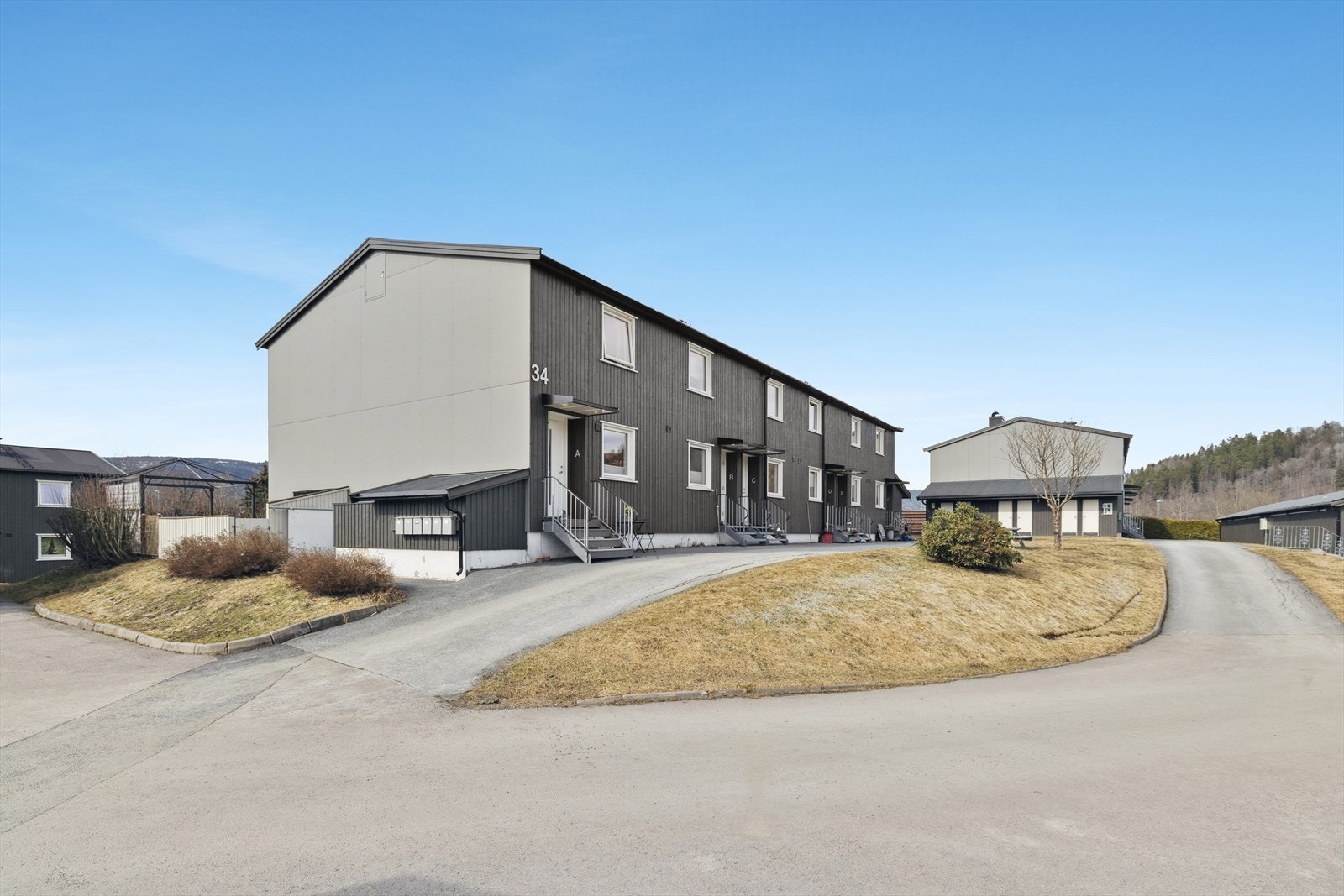 Fine uteområder med asfaltere veier i brl. Galleribilde