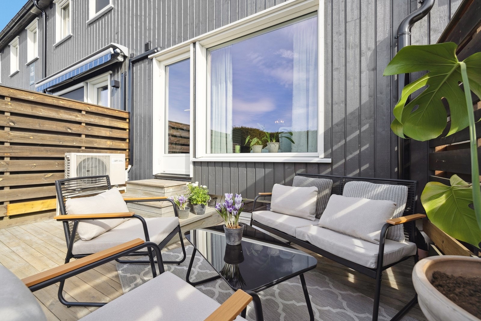Stor, usjenert terrasse for hygge og kos. Galleribilde