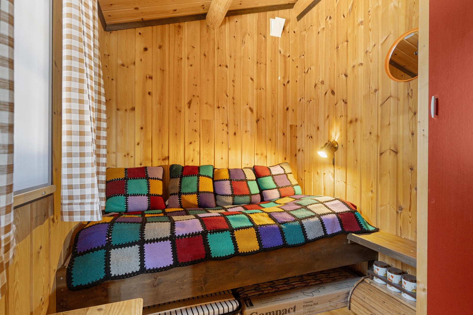 Hytta har to gode soverom - ene med dobbeltseng Galleribilde