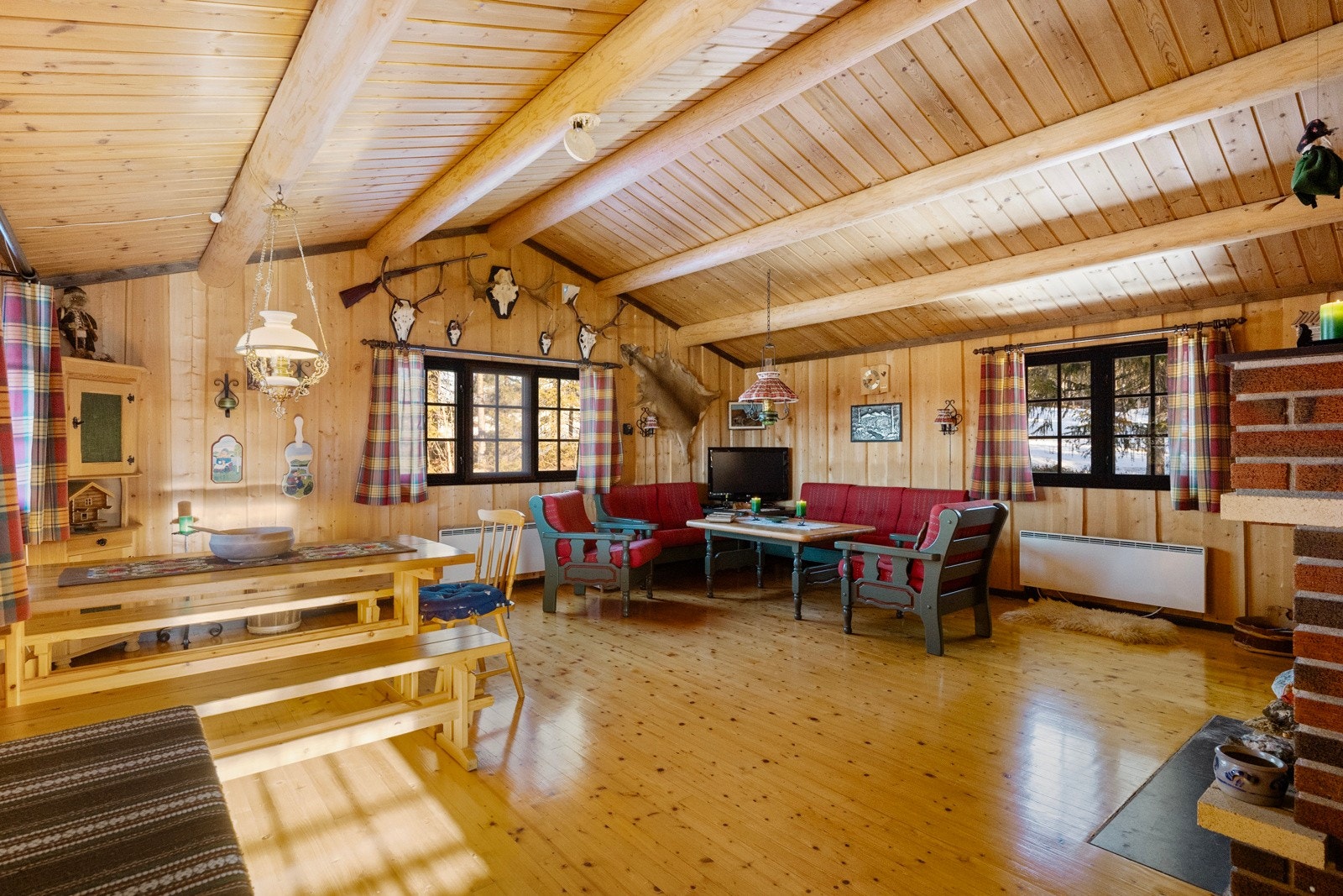 Dette er et rom som innbyr til hyggelige måltider, spillkvelder og kvalitetstid med familie og venner Galleribilde