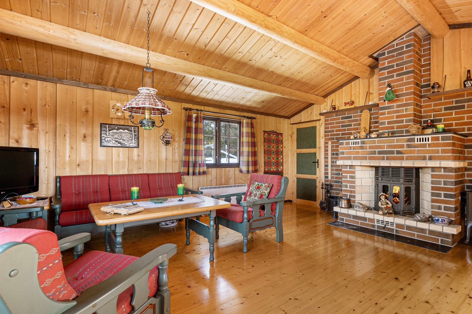 Hyttas innvendige overflater består av naturlig, varm trebekledning fra byggeåret, som gir en autentisk og koselig hyttestemning. Galleribilde