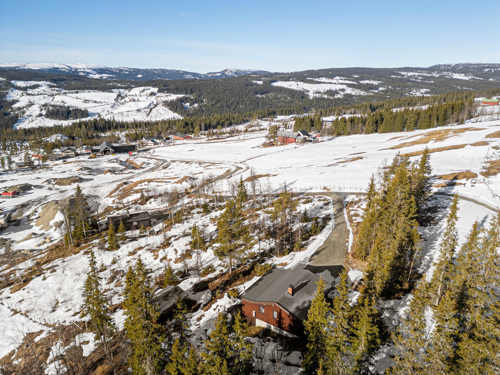Stor romslig naturtomt som er opparbeidet med gårdsplass og naturtomt Galleribilde