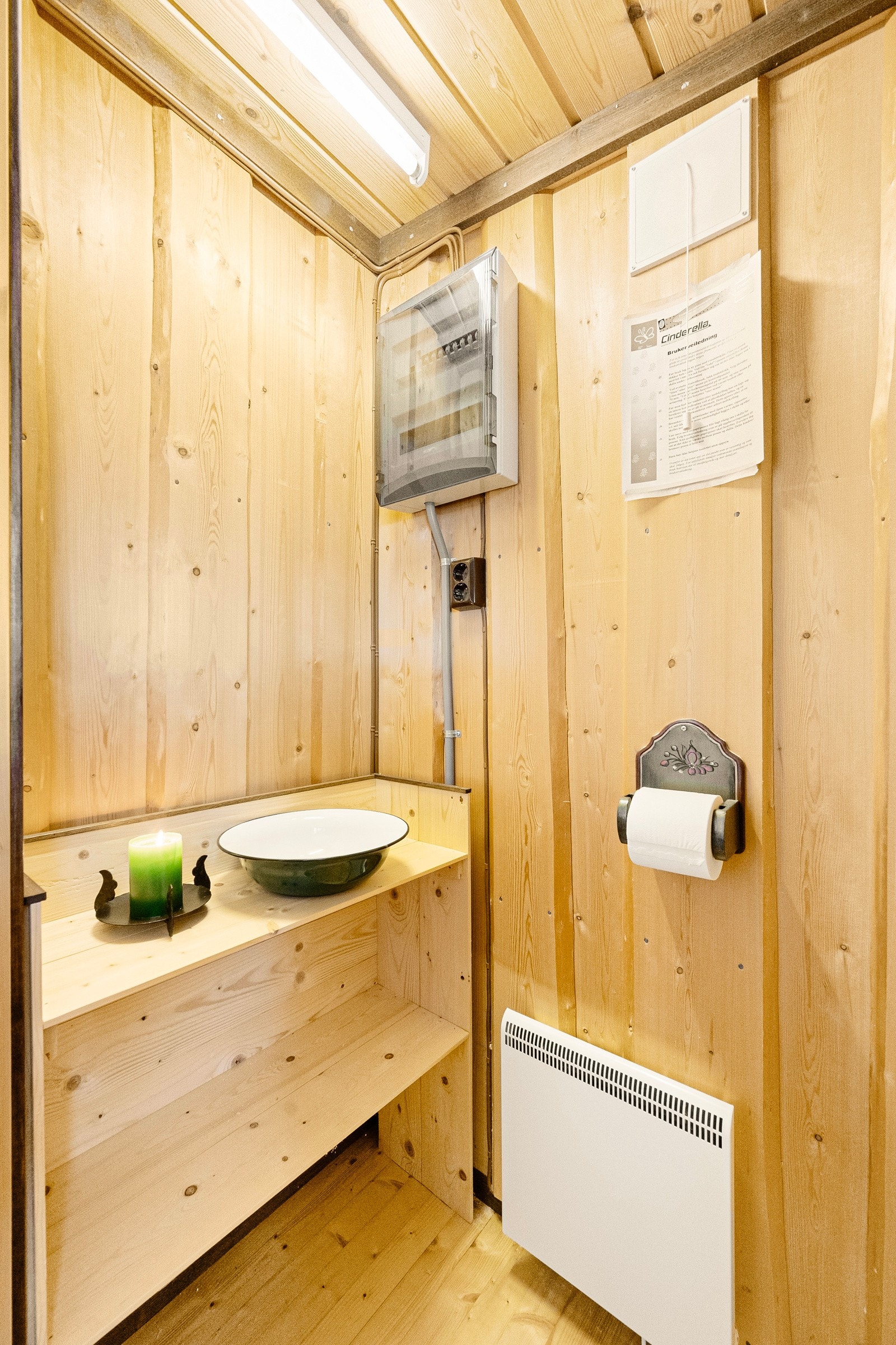 Hytte har ikke innlagt vann, vann medbringes eller hentes felles brønn Galleribilde