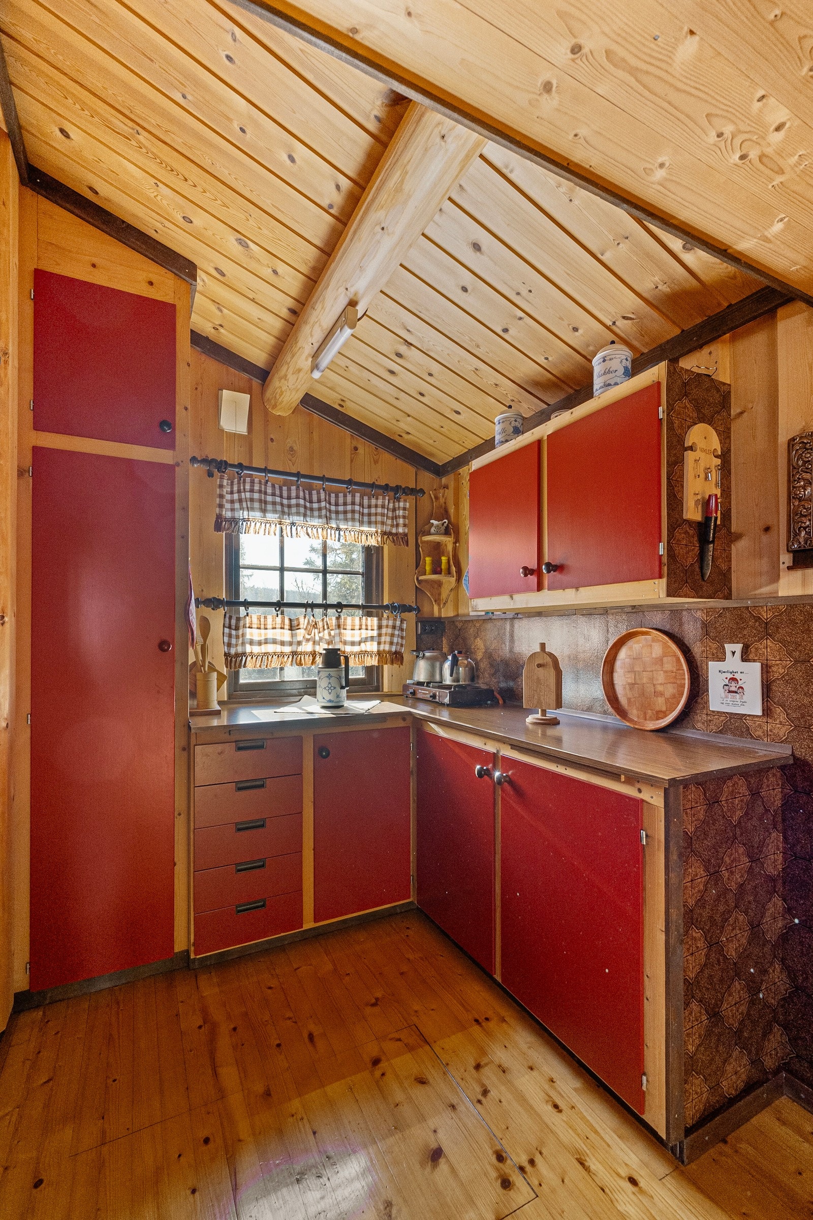 Kjøkken fra byggeår med kjøkkeninnredningen har malte glatte fronter og skrog av tre Galleribilde