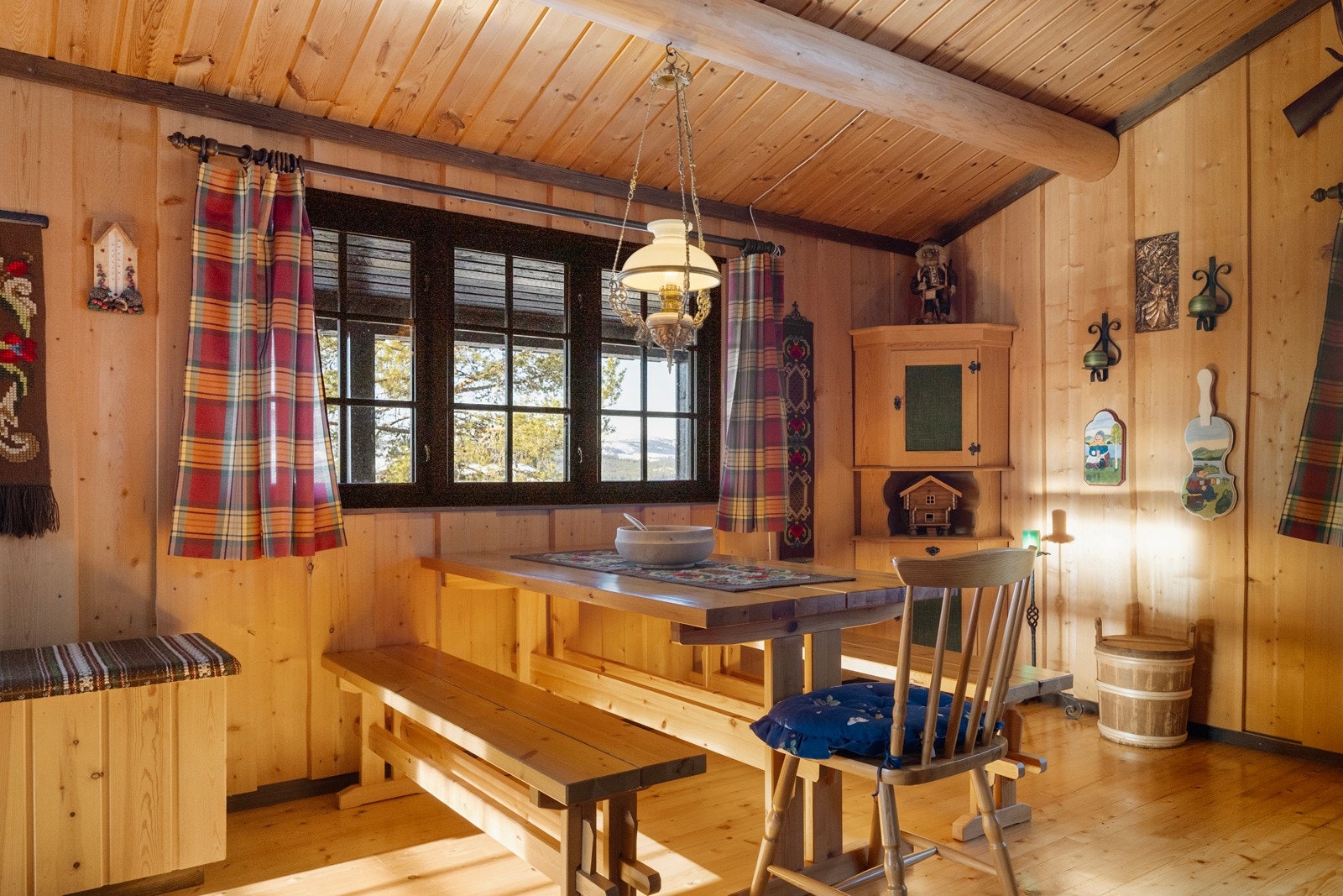 Hytte har innlagt strøm som trolig ble lagt inn i 1999 evt tidlig på 2000 tallet Galleribilde