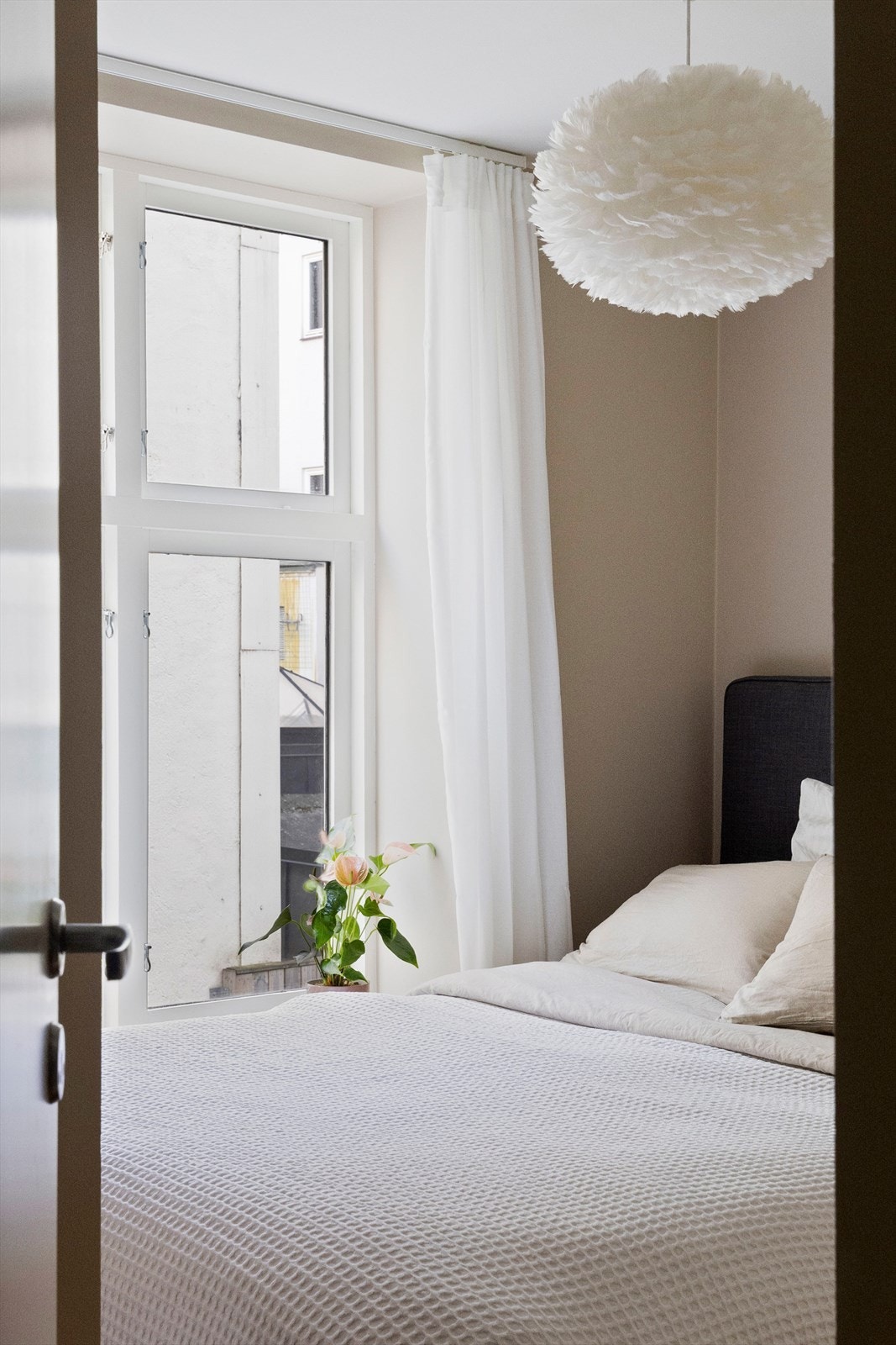 Nytt malingstrøk påført vegger og lister på begge soverom våren 2025. Galleribilde