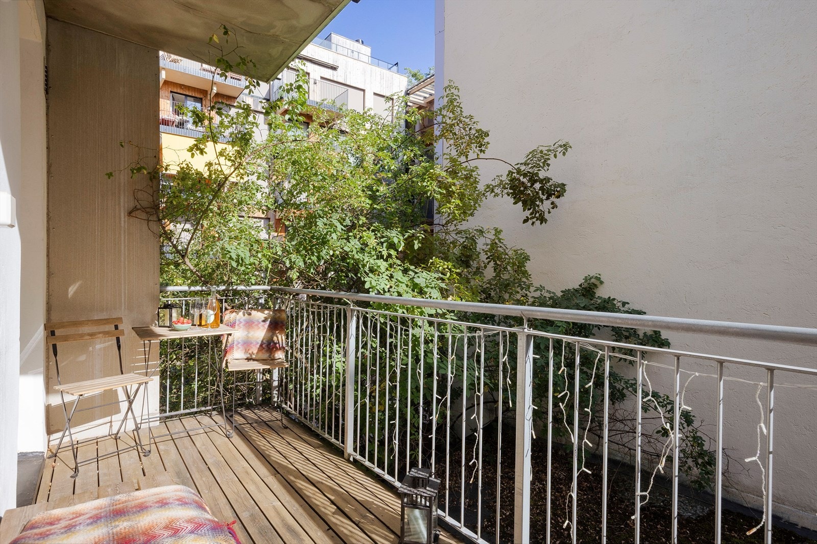 Balkongen vender ut mot borettslagets bakgård, og har plass til utemøblement og grill. Galleribilde
