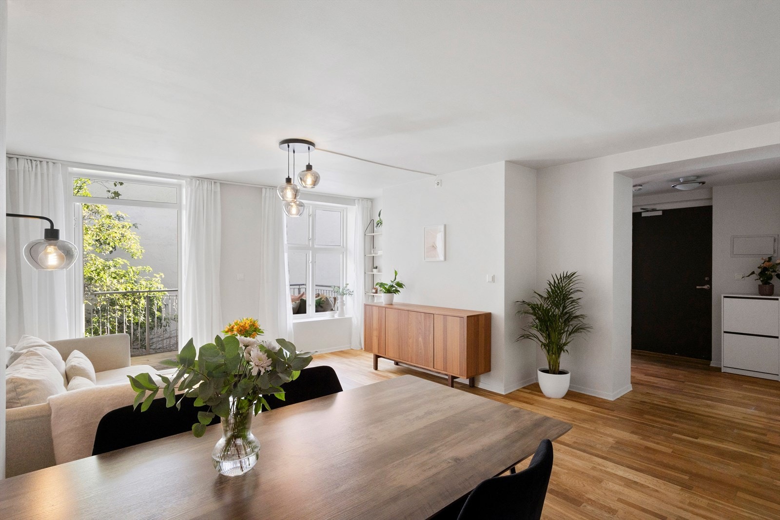 Med god plass til både sofa, bord og spisegruppe kan du glede deg til å invitere venner over på besøk. Galleribilde