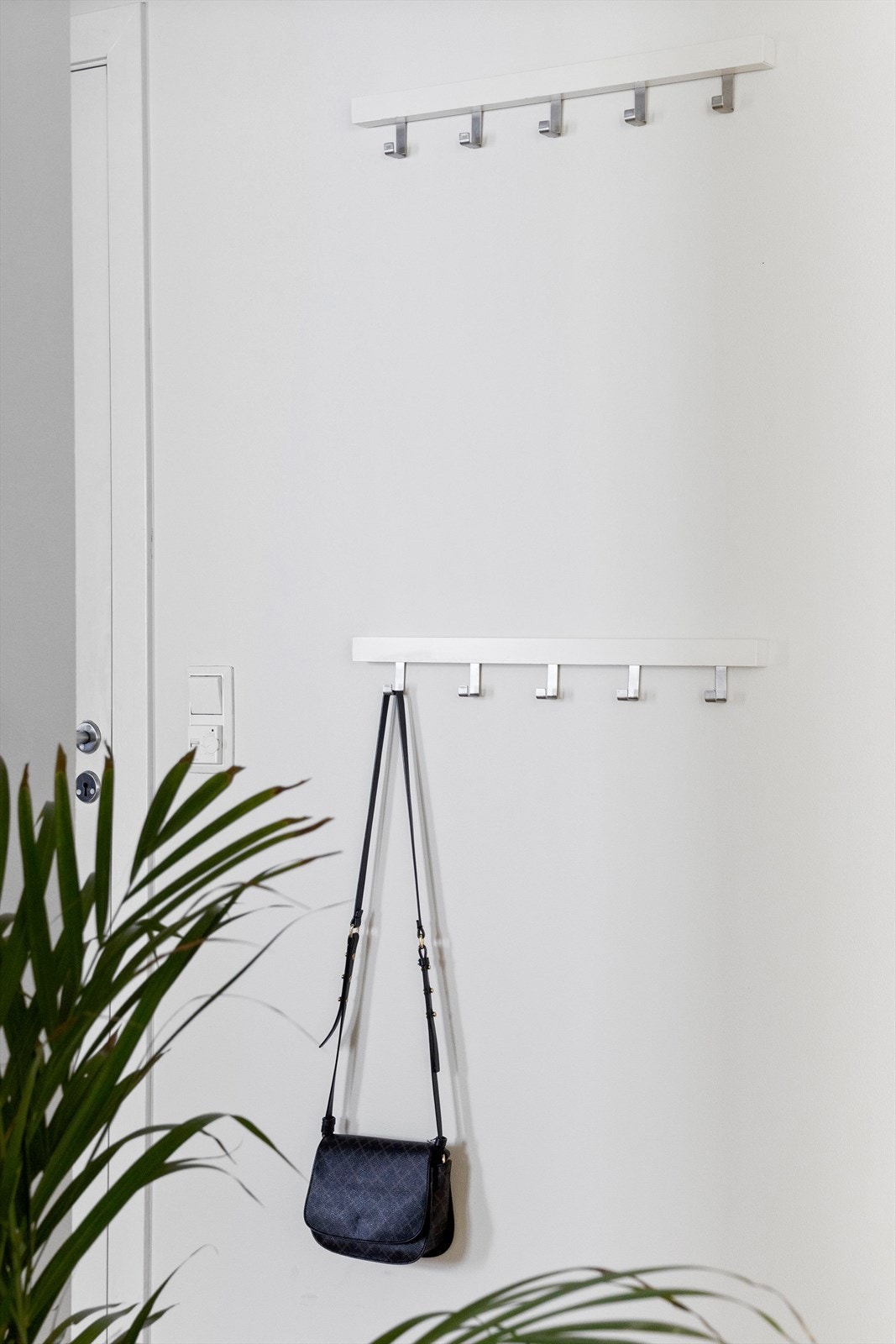 Her har du god plass til å henge fra deg ytterjakken og sette fra deg skoene før du går videre inn i boligen. Galleribilde