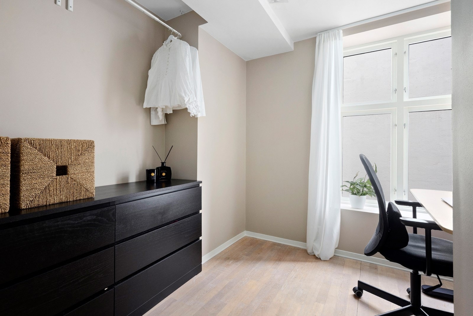 Det andre soverommet egner seg fint som barnerom, gjesterom eller kanskje du har tenkt til å leie ut rommet til en venn? Galleribilde