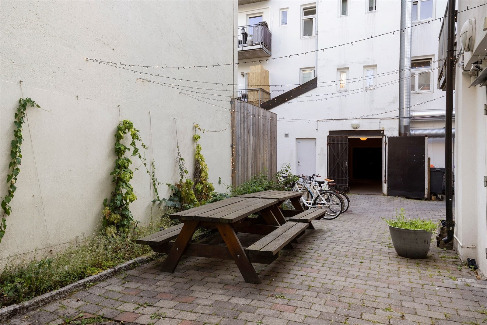 Felles uteområde. Leiligheten er også tilknyttet en utebod på 7 kvm. God takhøyde på denne og lett adkomst fra bakgården. Galleribilde