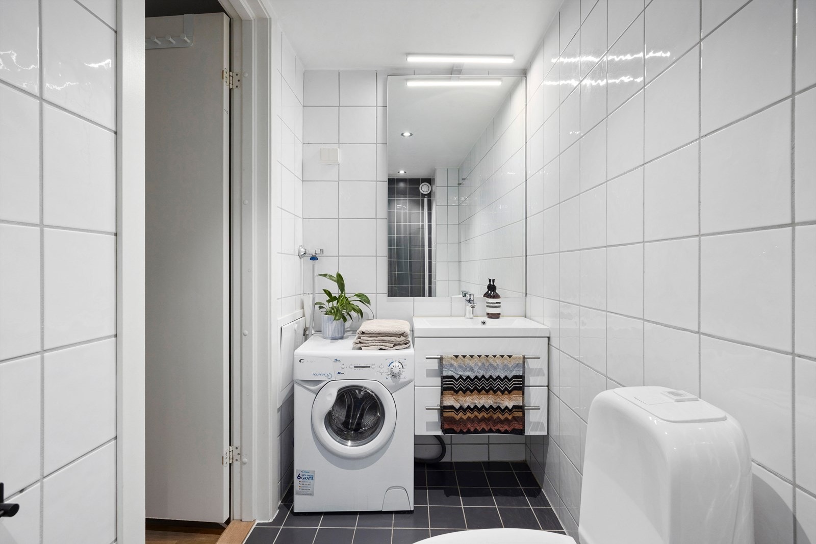 Flislagt bad i tidløse farger med varmekabler i gulvet. Galleribilde