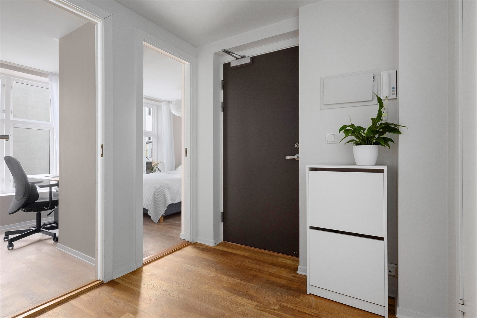 Entréen er romslig med plass til oppbevaringsløsning for yttertøy og sko. Galleribilde