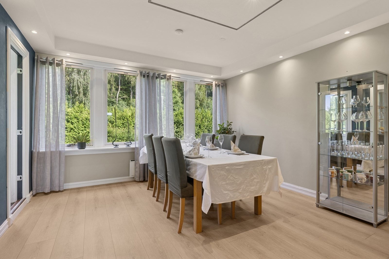 Store, gode vinduer sørger for godt med dagslys inn. Galleribilde