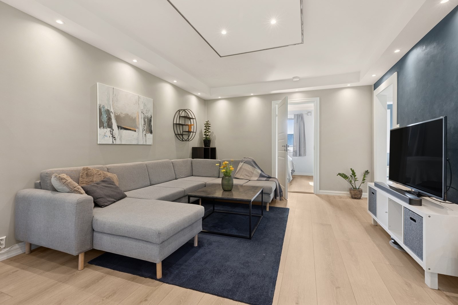 Lyssettingen med downlights, gir et god lysbilde og god stemning. Galleribilde