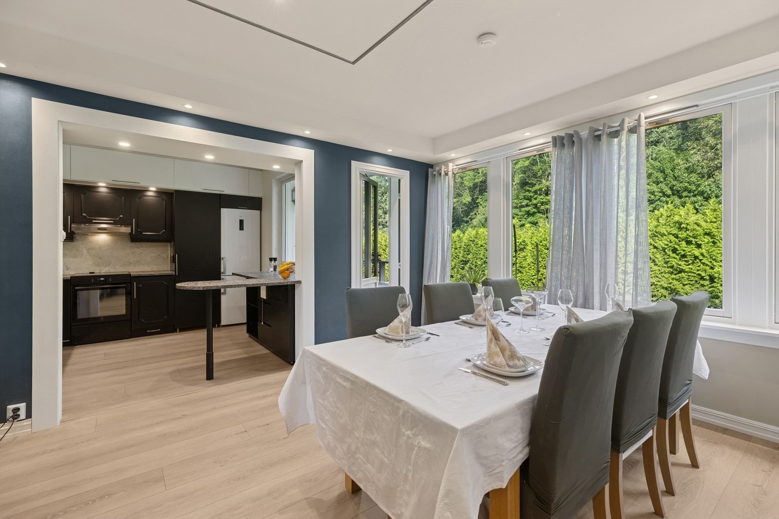 Den åpne løsningen mellom stue og kjøkken gir en god romfølelse. Galleribilde