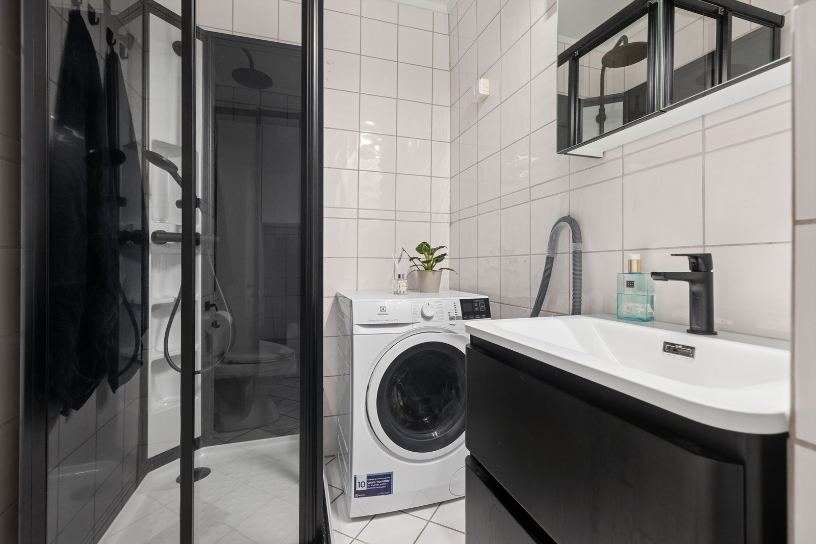 Pent baderom som kombineres med vaskerom. Galleribilde