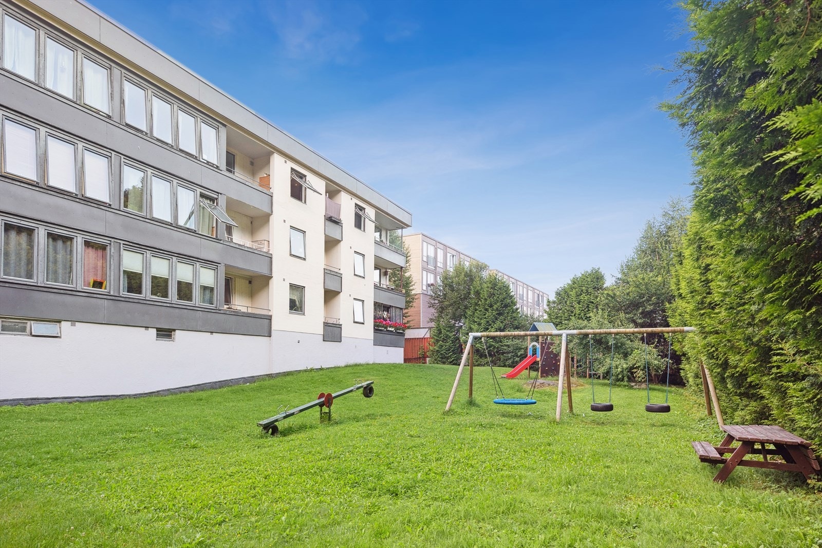 Fine felles uteområder med sittebenker og lekeplass for de små. Galleribilde