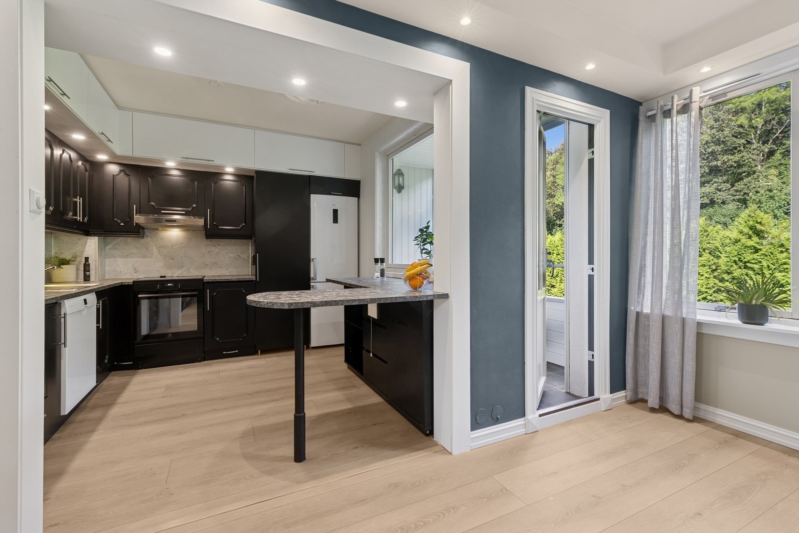 Leiligheten ligger fint til i byggets 2. etasje. Galleribilde