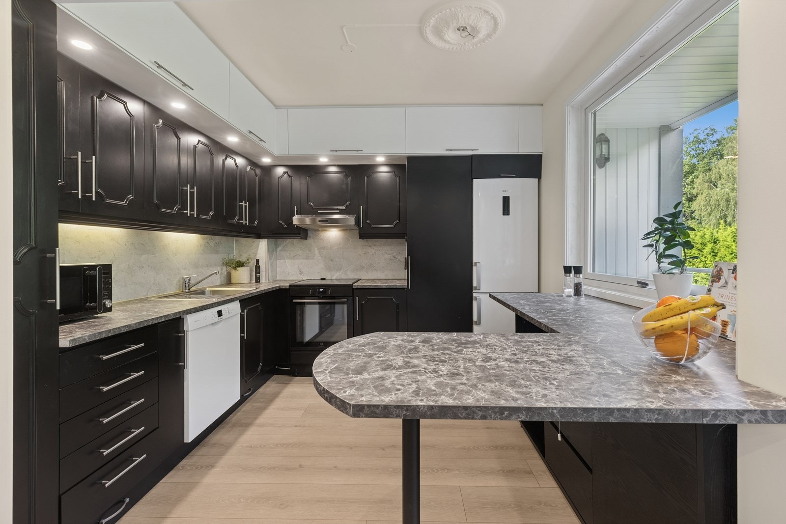 Flott kjøkken med rikelig av skap- og benkeplass. Galleribilde