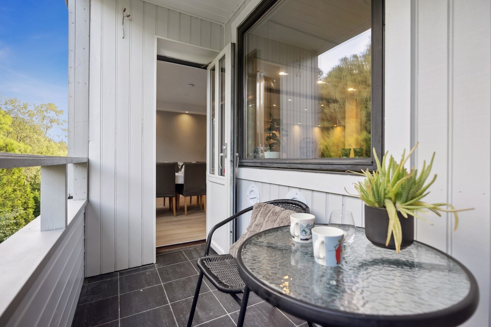 Fra stuen kommer du ut på denne nord-vestvendte balkongen. Galleribilde