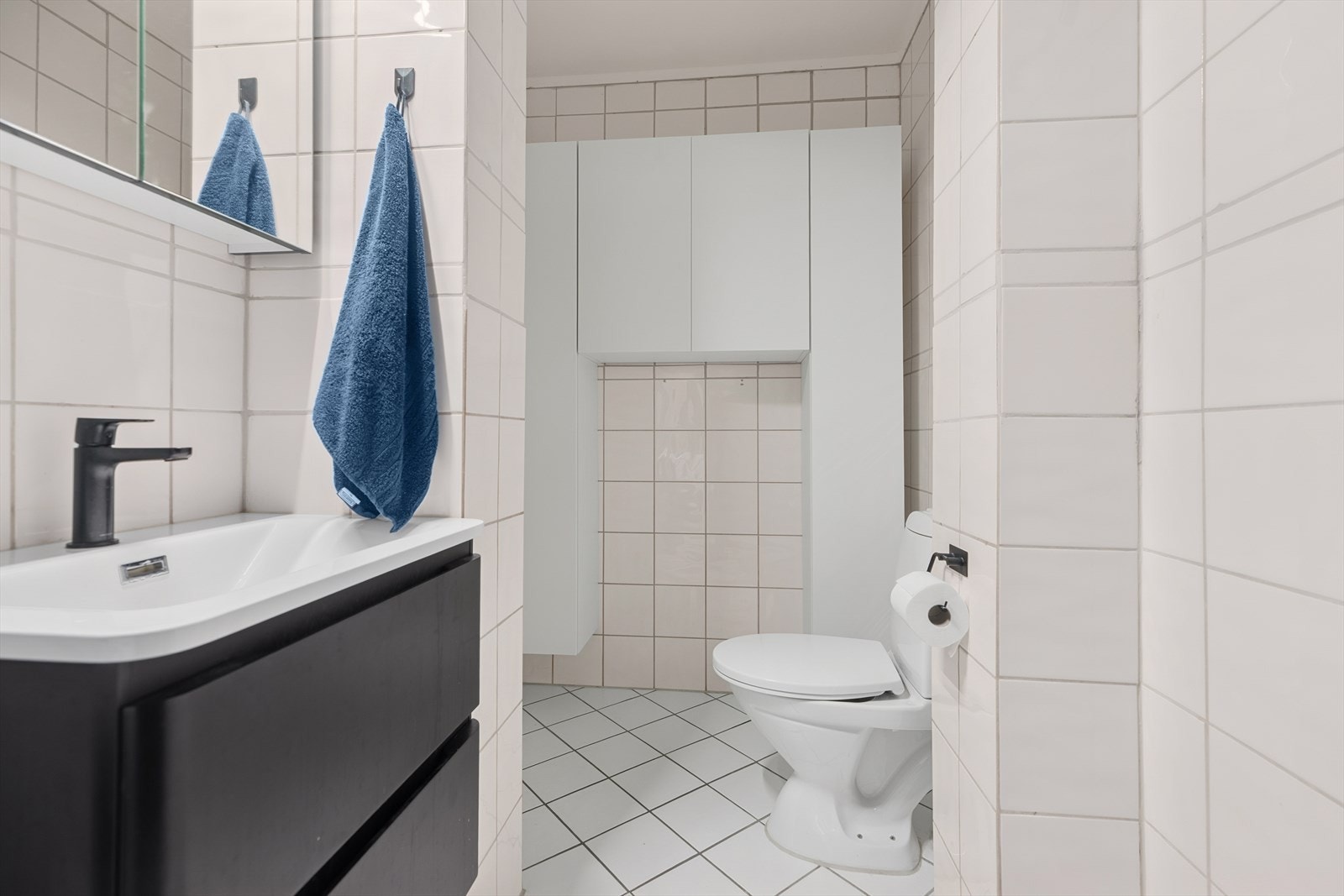 Rommet er oppgradert med nyere innredning og en flislagt vegg det opprinnelig var tapet på. Galleribilde