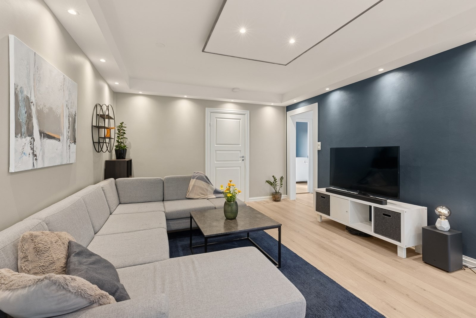 Stuen er designet for komfort og sosiale sammenkomster, med plass til både sofagruppe og spisestuemøblement. Galleribilde