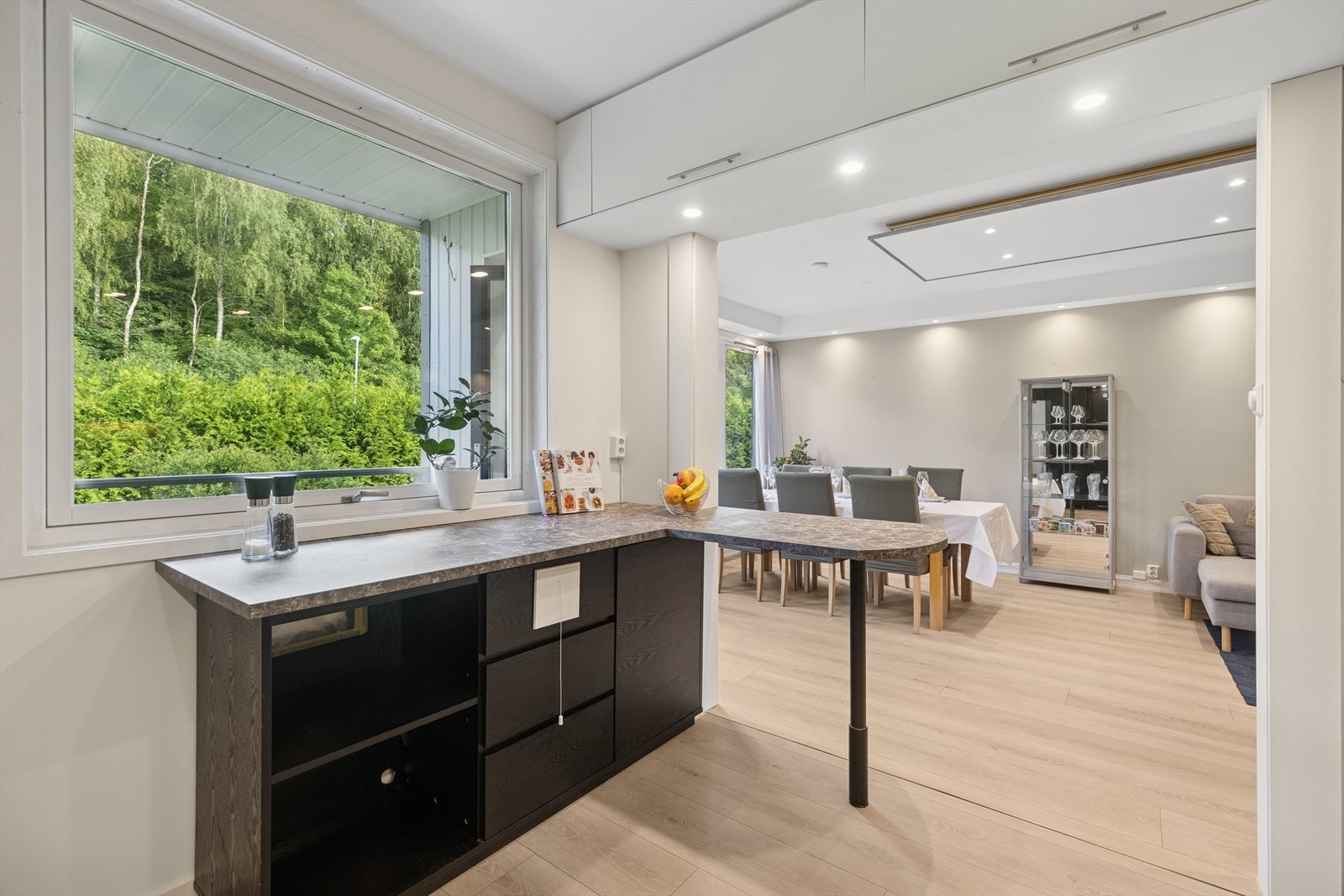 Plass i innredningen til hvitevarer som komfyr, oppvaskmaskin og kjøleskap. Galleribilde