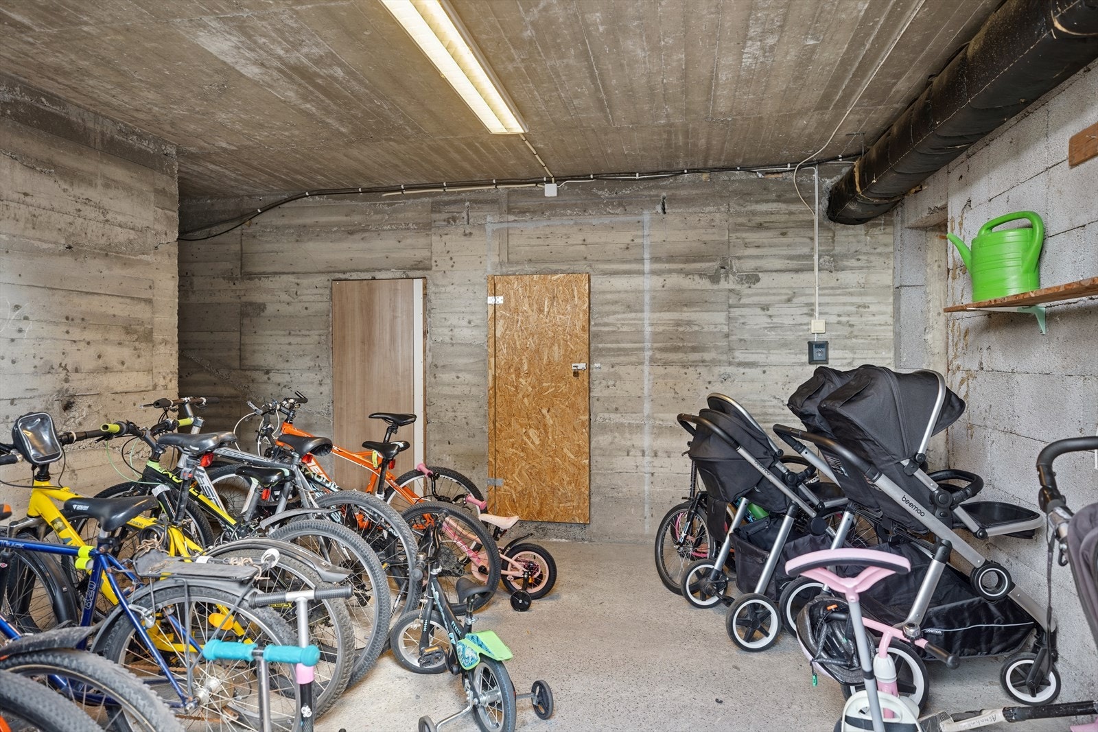 Leiligheten har to store boder i felles kjeller, i tillegg til felles arealer som sykkelparkering m.v. Galleribilde