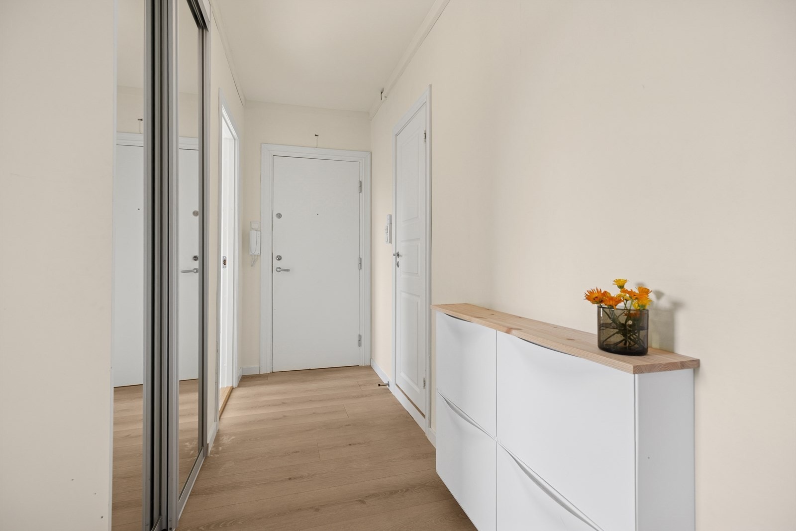 Garderobeløsningen i entré/gangen bidrar til et ryddig uttrykk. Galleribilde