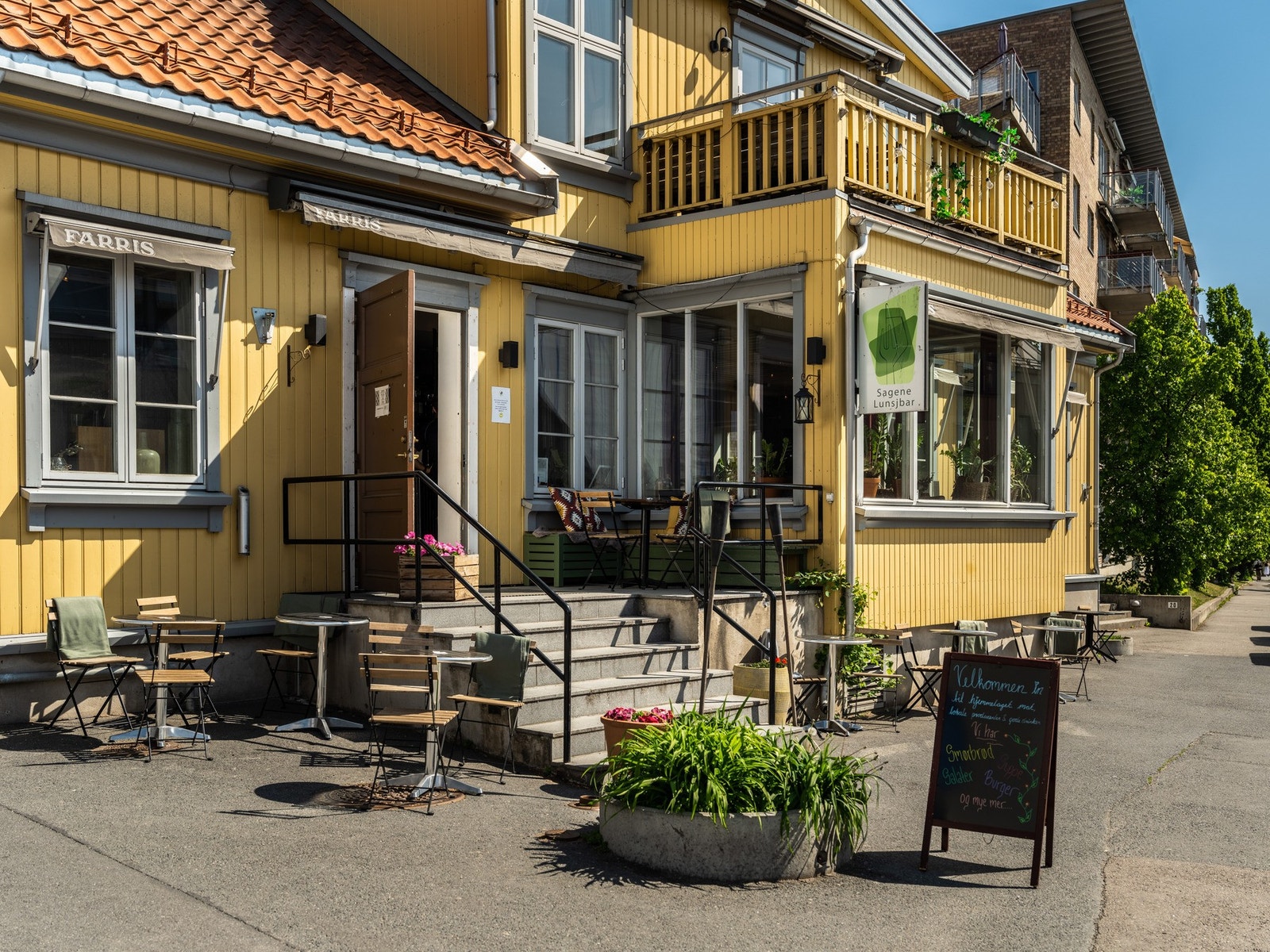 Folkvang på Sagene har hyggelig servering både inne og ute. Galleribilde