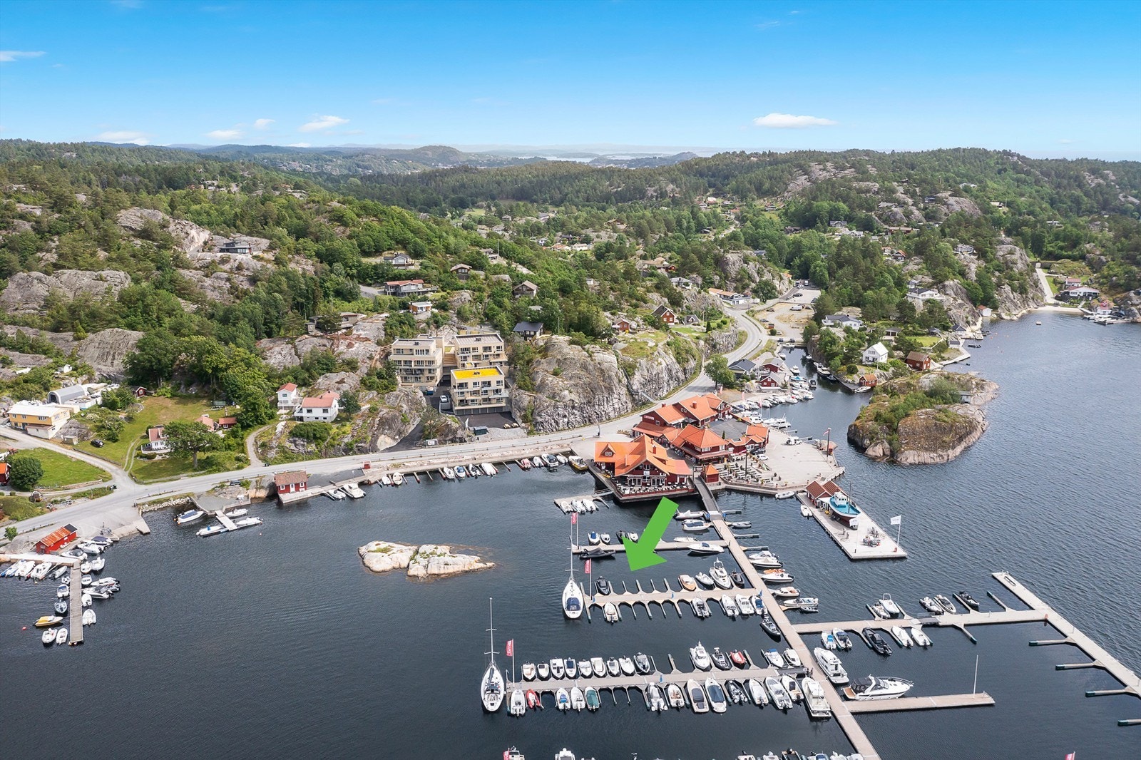 Tilhørende båtplass ligger omtrent ved markøren. Båtplass nr. 88. Galleribilde