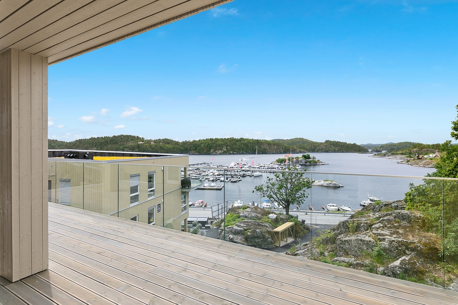 Utsikten fra terrassen kunne knapt vært bedre. Herfra ser man rett ut mot det yrende livet på Valle om sommeren og innseilingen mellom Vågøy og Lille Furuholmen. Galleribilde