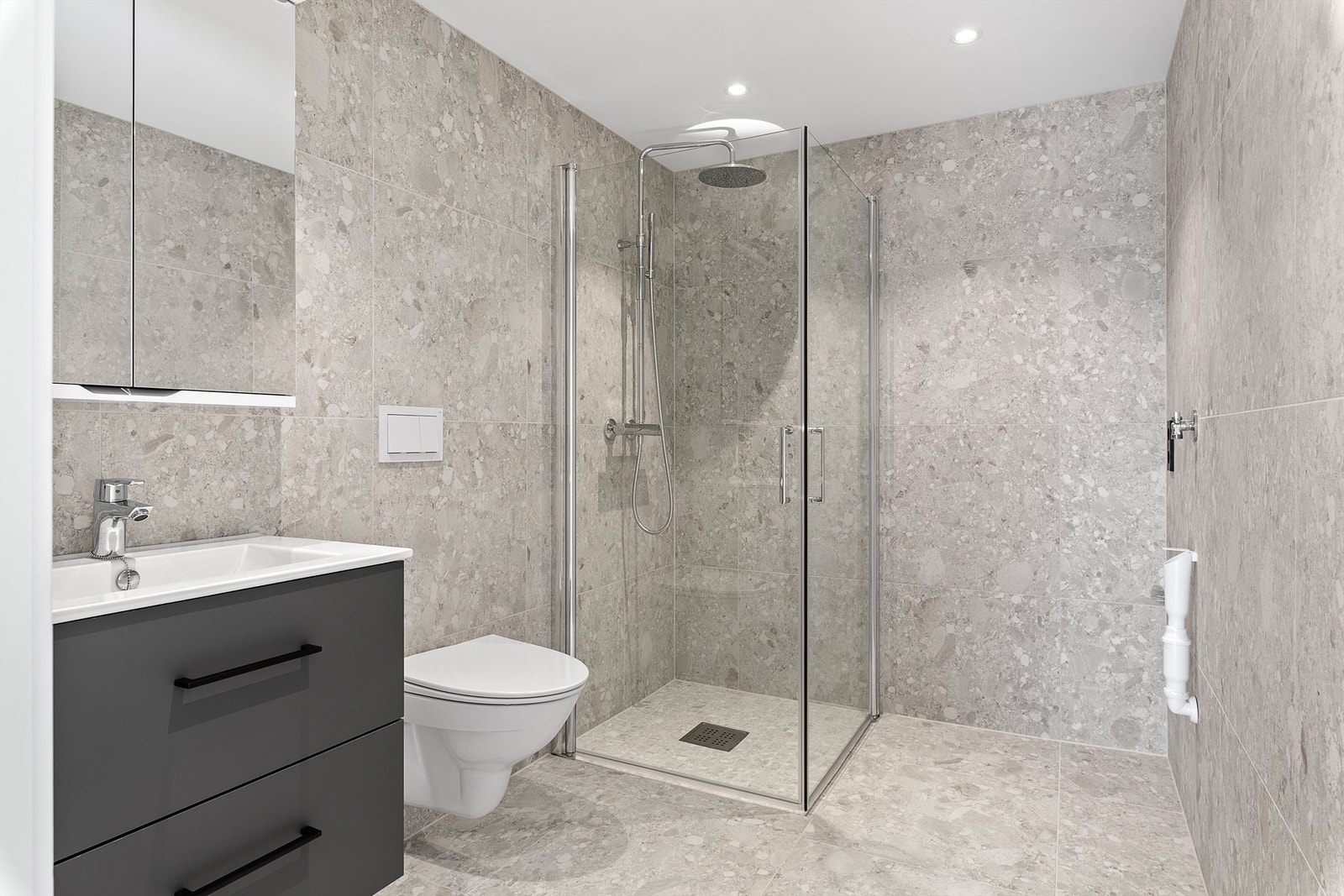 Moderne bad med opplegg for vaskemaskin. Galleribilde