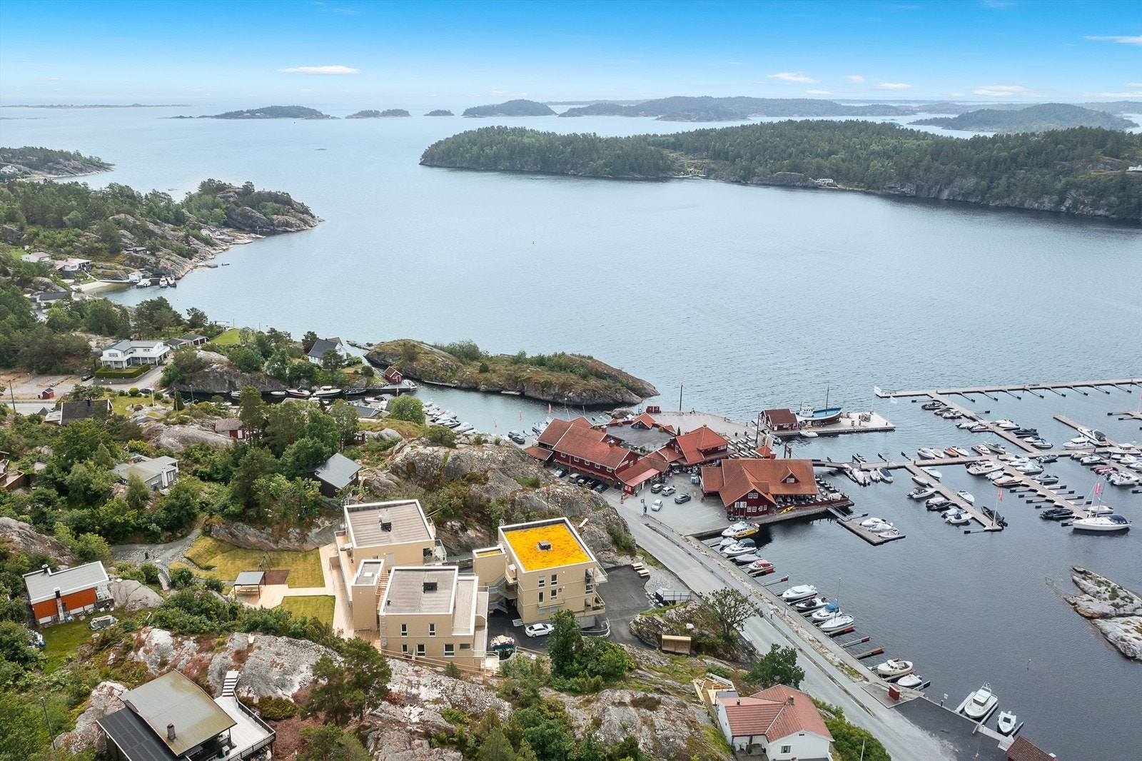 Velassortert Sparbutikk ligger i slippersavstand fra leiligheten. Det samme gjør restauranten, kles -og interiørbutikk, båtbutikken og iskiosken, samt båtplassen. Ta på litt bedre sko så får du også tak i ferske reker og krabber fra de lokale fiskerne. Galleribilde