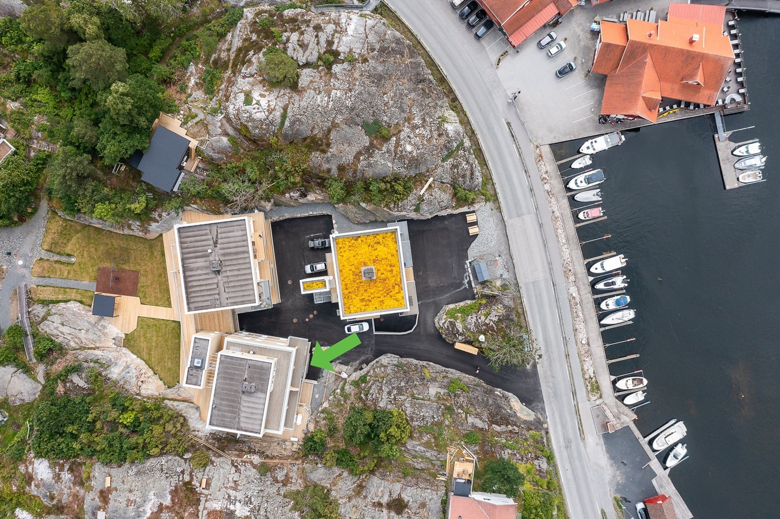 LIKEVED: Det er kort avstand fra leiligheten til strandsonen, brygge og båtplass. Galleribilde