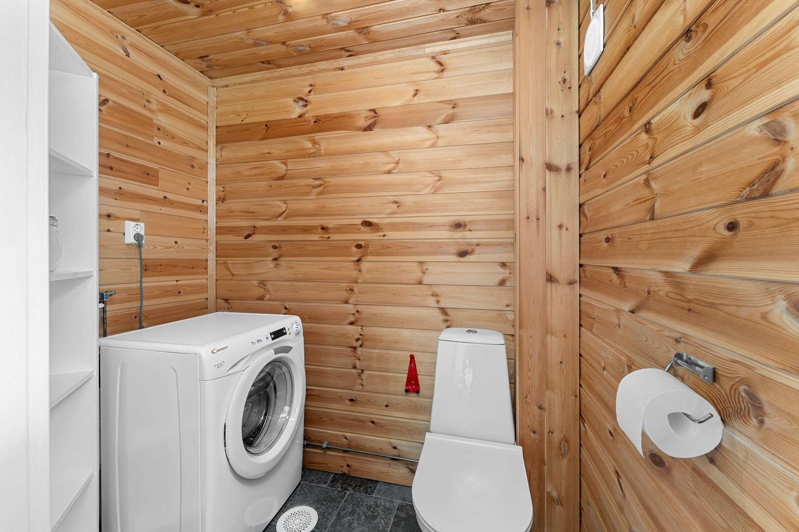 Vaskerommet er på ca. 3m², og har på punktet for fuktmåling blitt vurdert til TG1 av takstmann, uten tegn til skader. Galleribilde