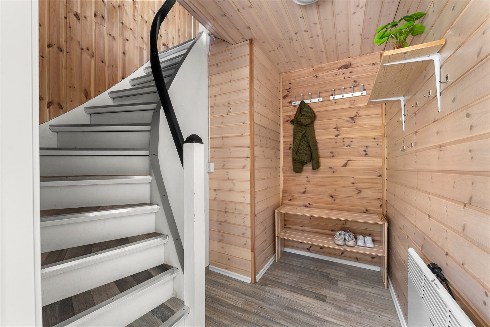 Boligens 2. etasje strekker seg over 69m², også her med åpen stue- og kjøkkenløsning, 2 store soverom, bad og separat toalettrom. Galleribilde