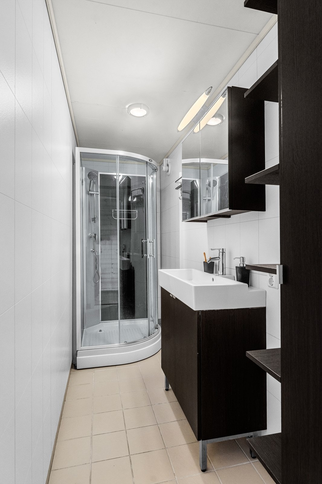 Ved siden av vaskerommet ligger det første badet. Innredning og sanitærutstyr er vurdert til TG1 av takstmann. Galleribilde