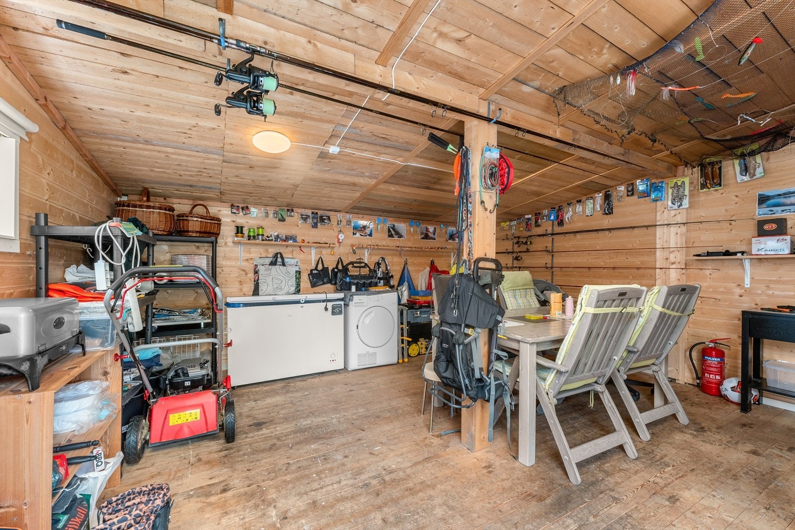 Ved siden av boligen ligger et uthus på 23m², som byr på mange muligheter, enten det er fiskeinteresse eller annet. Galleribilde