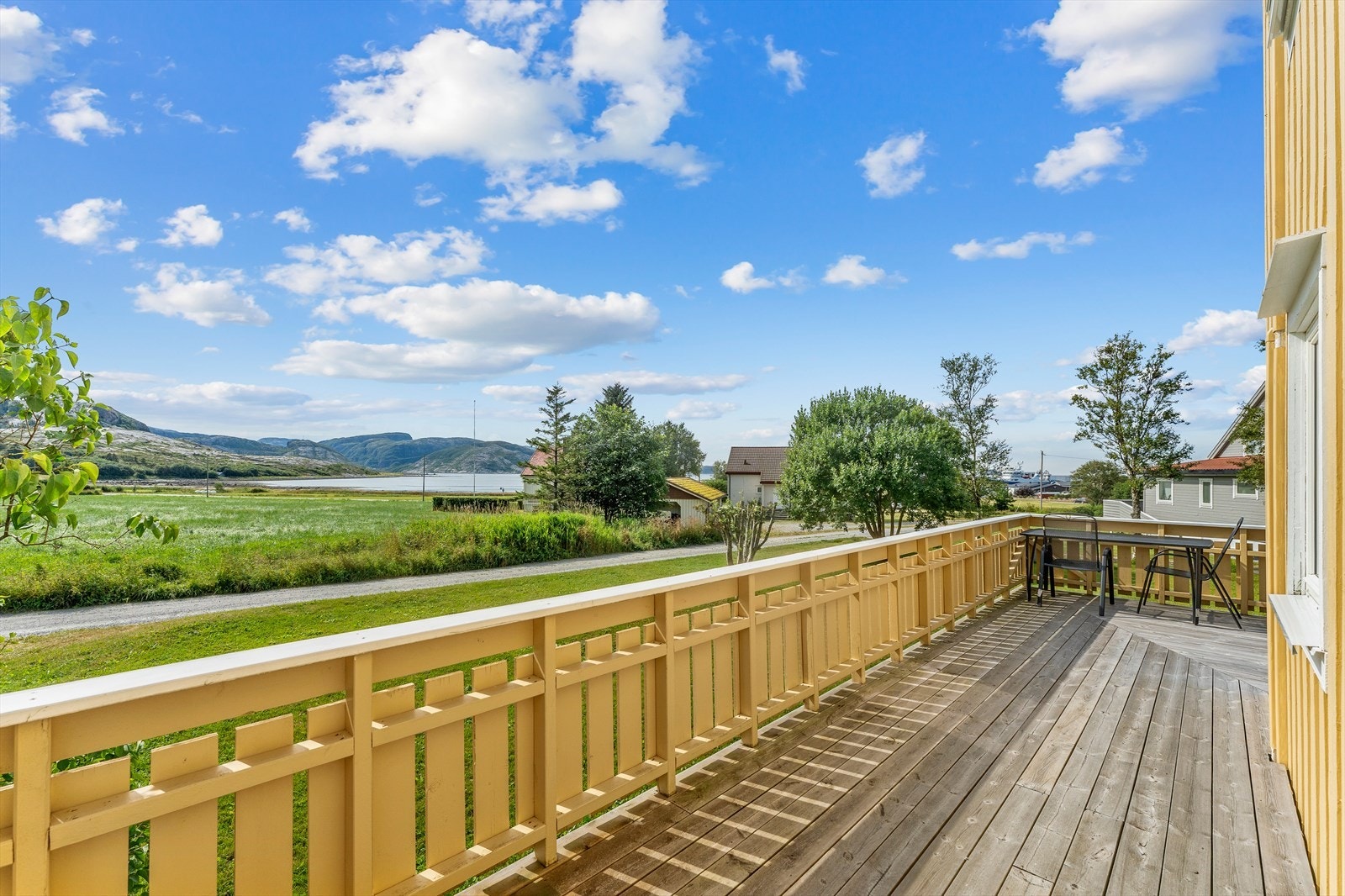 Fra boligen er det gangavstand til skole, barnehage, nærbutikken, badeplasser og en rekke fine turstier. Galleribilde