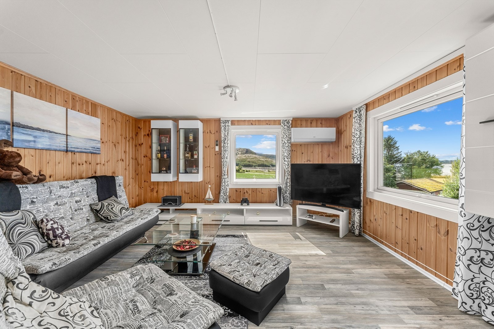 I begge stuene, 1. og 2. etg, er det satt inn varmepumpe for effektiv og energibesparende oppvarming. Galleribilde