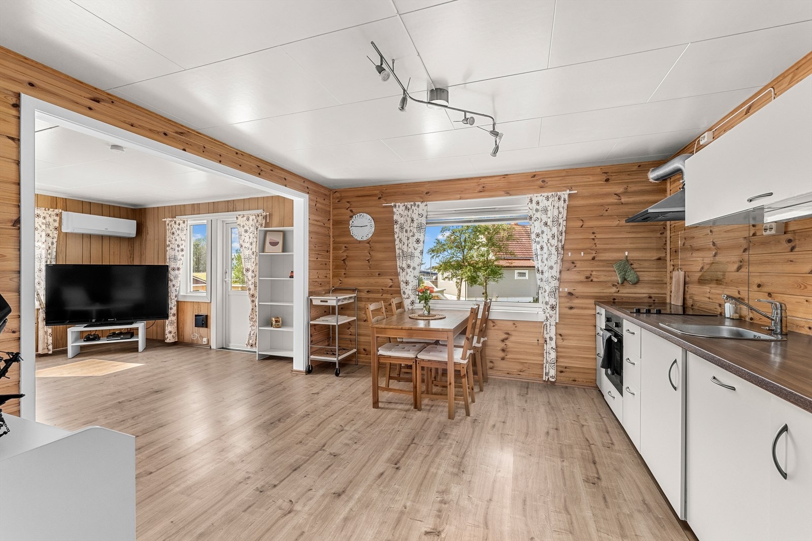 I 1. etasje, som måler 77m² er det åpen stue- og kjøkkenløsning med adkomst til stor terrasse og utsikt ut over fjorden. Galleribilde