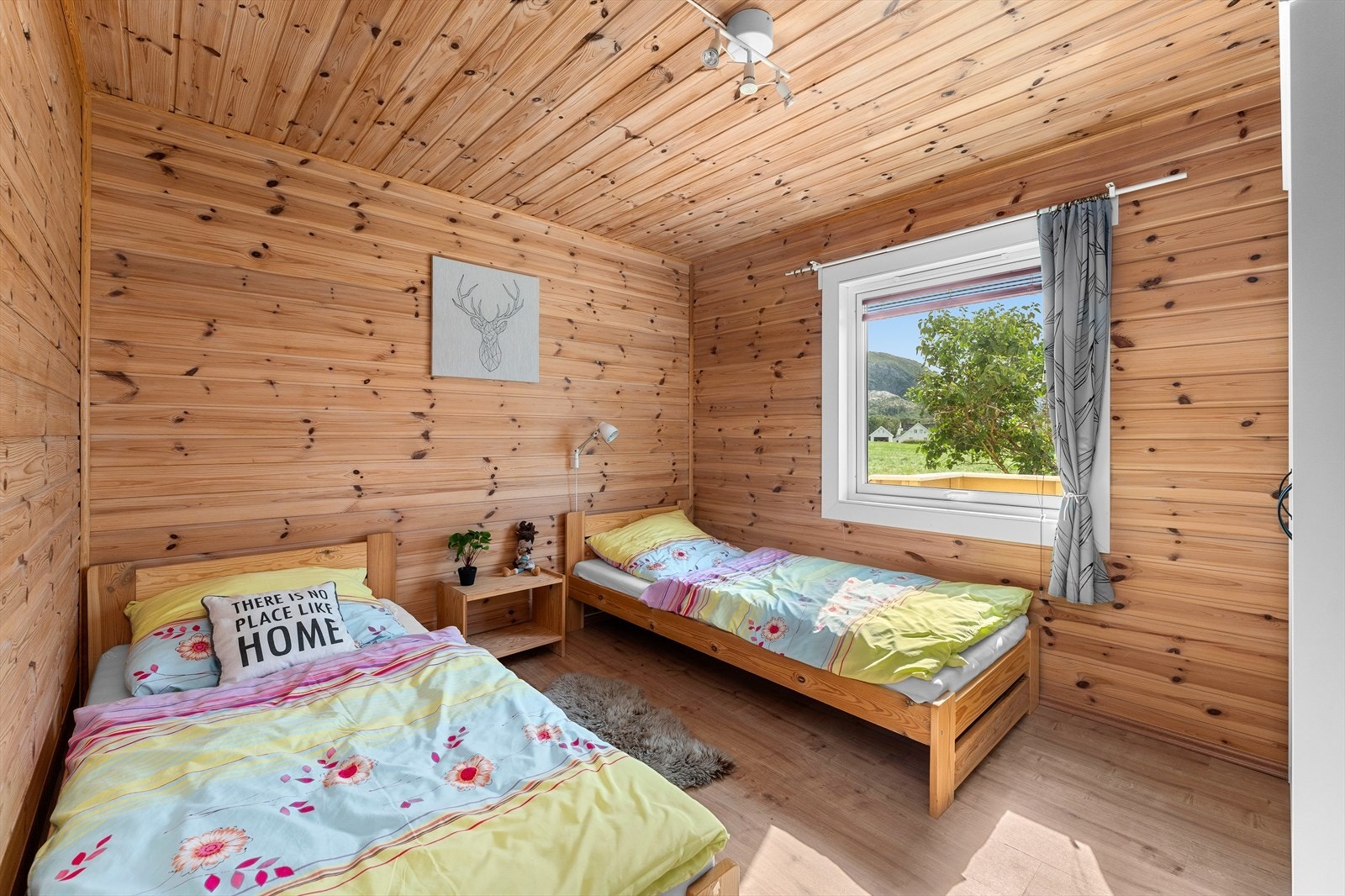 Soverom nummer to måler 10m², med god plass til dobbeltseng og garderobeløsning. Galleribilde